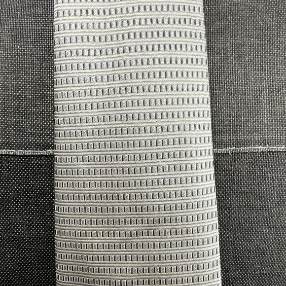 ARMANI COLLEZIONI Men's 100% Silk Neck Tie Gray Geometric 60” XL Long Italy - Picture 7 of 7
